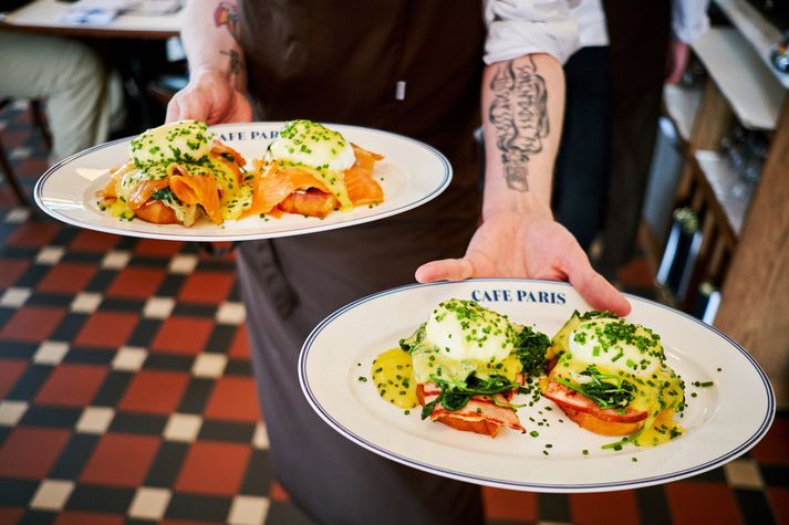 Rétturinn heitir egg Benedict ef hann með kanadísku beikoni (skinku í þessu tilfelli) en Norwegian með sneiddum reyktum laxi í stað skinkunnar.  