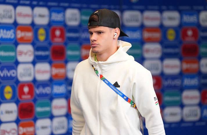 Milos Kerkez mun ekki spila með Ungverjalandi gegn Svíþjóð á morgun. Hann er sagður á leið til Liverpool. 