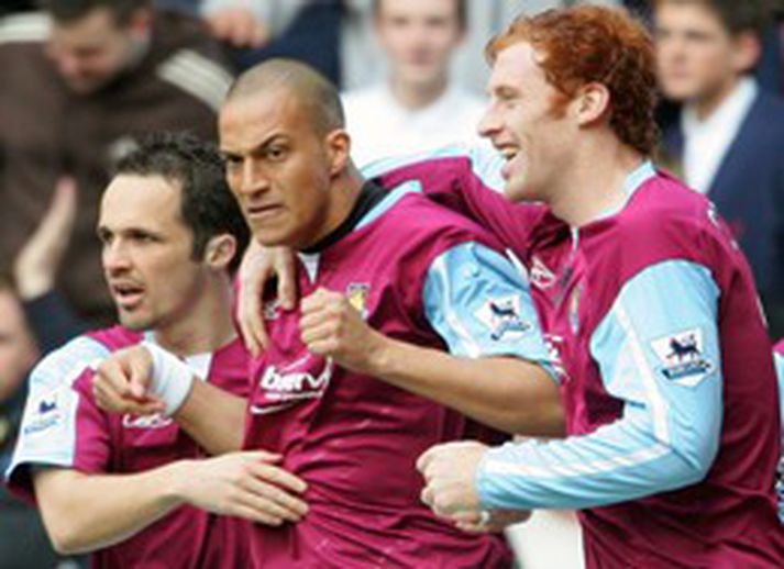 Bobby Zamora skoraði fyrra mark West Ham og Carlos Tevez bætti við öðru