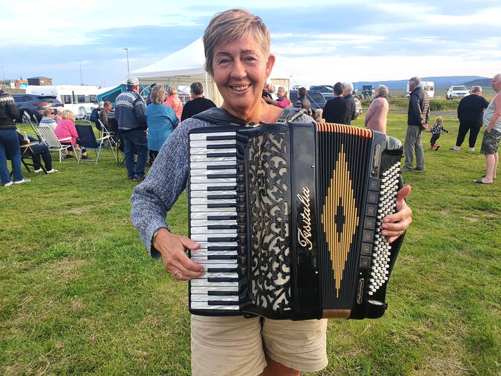 Elísabet Halldóra Einarsdóttir, sem er formaður Félags harmonikuunnenda í Reykjavík og fer fyrir hópnum, sem er á Borg í Grímsnesi um helgina að spila á hljóðfærin sín.