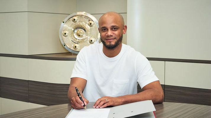 Vincent Kompany skrifar undir í Bæjaralandi.