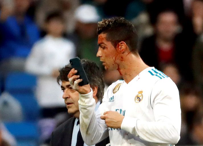 Cristiano Ronaldo með símann.