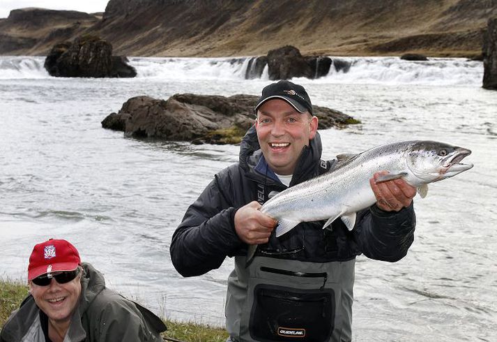 Stjórnarmenn í Stangaveiðifélagi Reykjavíkur hófu veiðar í Norðurá í gær en létu sér nægja fyrsta veiðidaginn í stað þess að vera tvo og hálfan dag eins og tíðkast hefur.