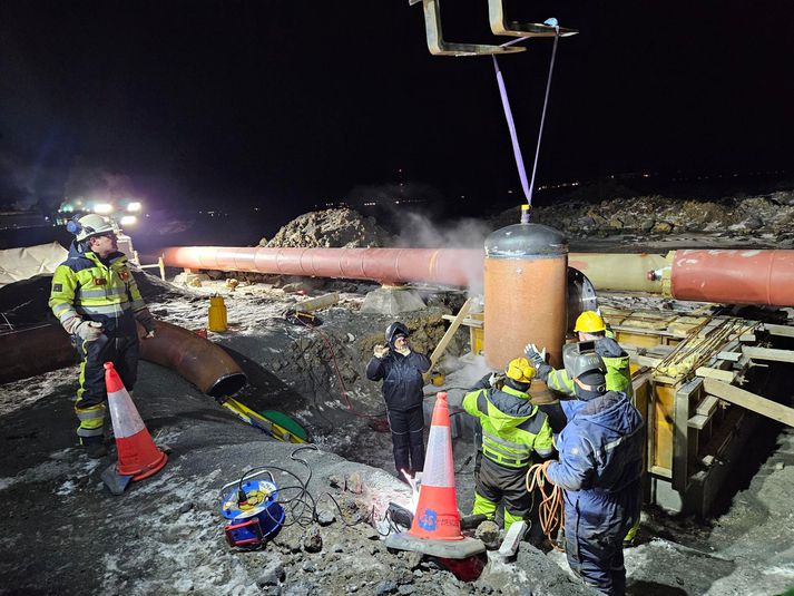 Starfsmenn HS Orku unnu í alla nótt við að tengja nýja lögn í stað þeirrar sem fór undir hraun á fimmtudagsmorgun.