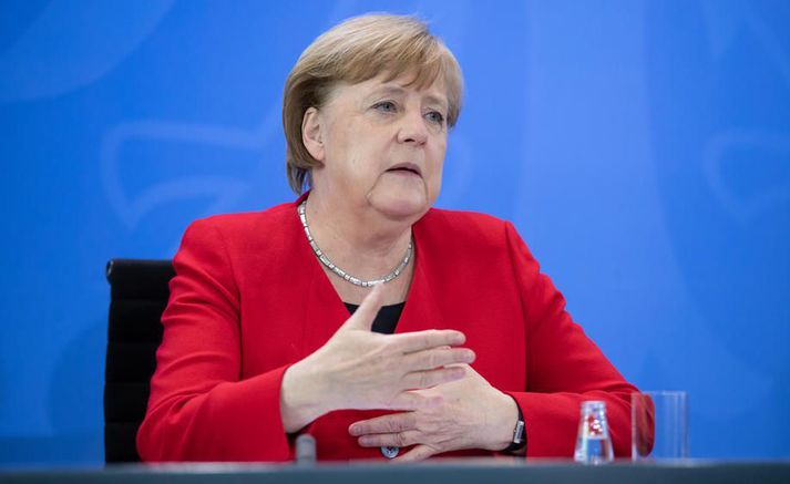 Merkel kanslari á blaðamannafundi eftir fjarfund hennar með leiðtogum sextán sambandslanda Þýskalands í dag. Sambandslandsstjórarnir samþykktu að taka ábyrgð á hvenær slakað yrði á takmörkunum vegna faraldursins.