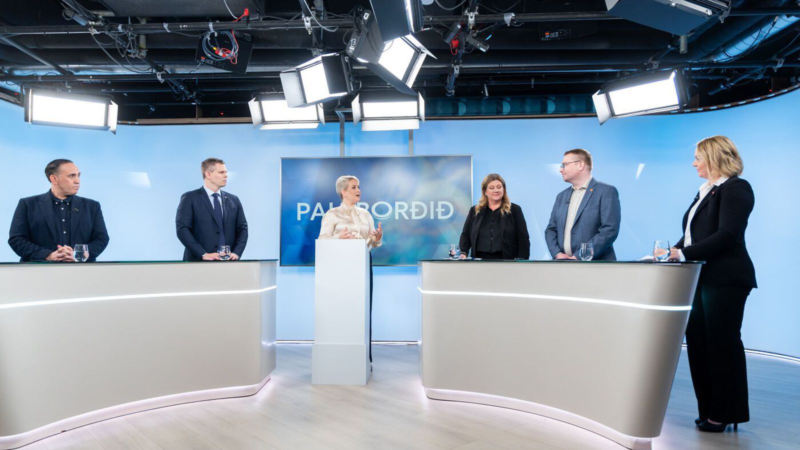 Hælis­leit­enda­málin settu þrýsting á Reykja­nes­bæ