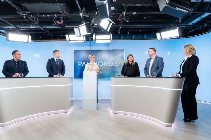 Oddvitar þeirra fimm flokka sem bjóða fram í Reykjanesbæ lögðu sína framtíðarsýn á borðið. Gunnlaugur Kárason oddviti Miðflokksins, Vilhjálmur Árnason oddviti Sjálfstæðisflokksins, Halldóra Fríða Þorvaldsdóttir oddviti Framsóknar, Arnar Páll Guðmundsson oddviti Viðreisnar og Guðný Birna Guðmundsdóttir oddviti Samfylkingarinnar.