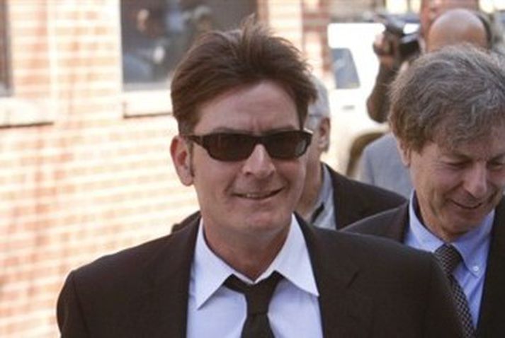 Charlie Sheen hefur stefnt Warner Bros. Mynd/ afp.