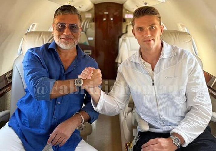 Viktor Gyökeres og umboðsmaður hans á leið til London í kvöld.