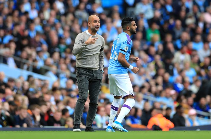 Guardiola ræðir við hinn vöðvalausa Mahrez.