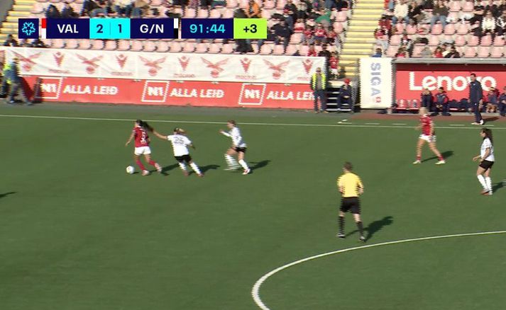 Maci Nicole Teater rífur í hárið á Kimberley Dóru Hjálmarsdóttur.