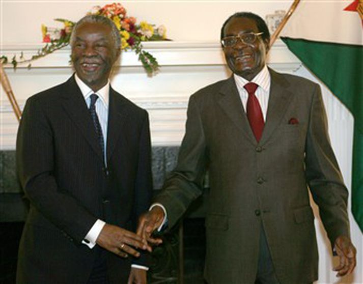 Thabo Mbeki og Robert Mugabe í Harare í dag.