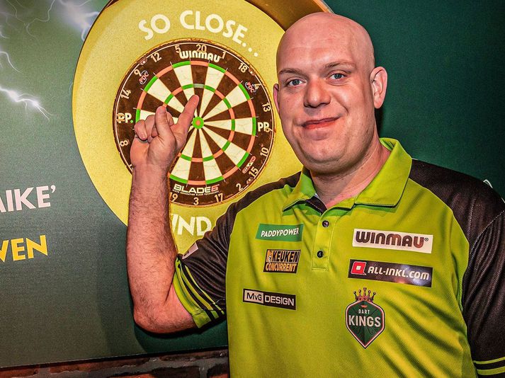 Michael van Gerwen við píluspjaldið sem verður notað á HM.