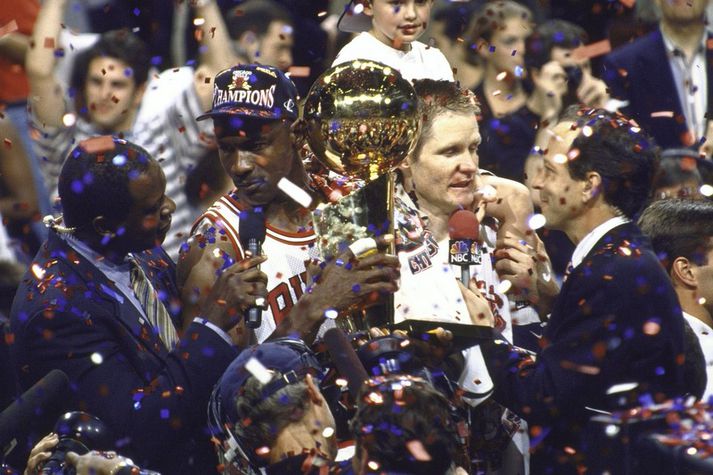 Steve Kerr og Michael Jordan fagna saman NBA-titlinum fyrir 19 árum síðan.