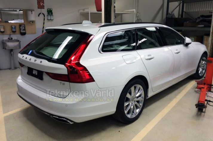 Sterkar og afgerandi línur í afturenda Volvo V90.