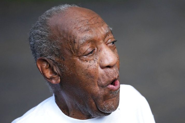 Bill Cosby, sem nú er 83 ára gamall, var sigurreifur þegar hann sneri heim til sín úr fangelsi í gær.