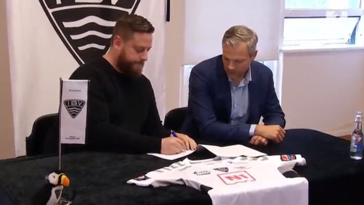 Helgi Sigurðsson skrifaði undir hjá ÍBV í dag