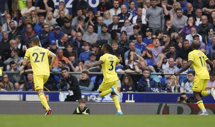 Rico Henry fagnar sigurmarki sínu fyrir Brentford á móti Everton í gær.