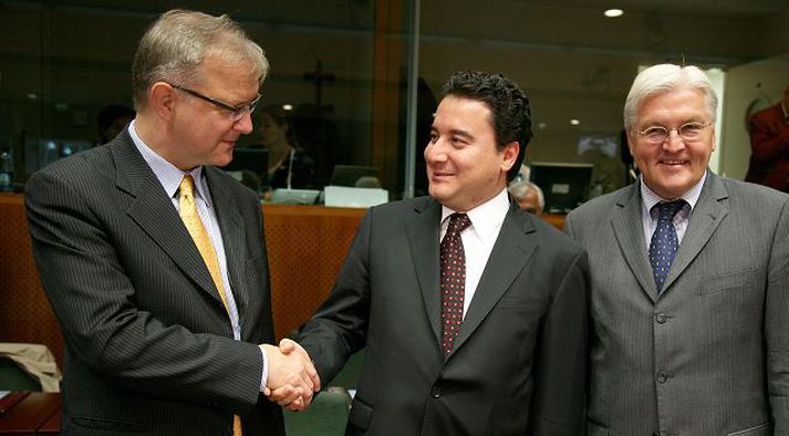 Ali Babacan, í miðju, heilsar Olli Rehn, stækkunarmálastjóra ESB, og Frank-Walter Steinmeier, utanríkisráðherra Þýskalands.