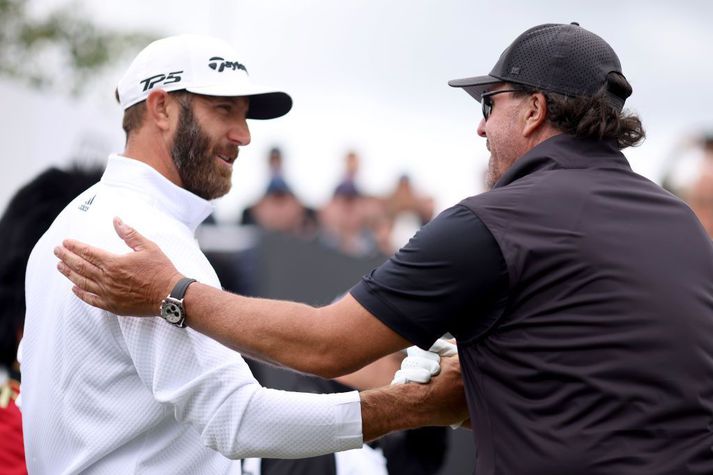 Dustin Johnson og Phil Mickelson í Englandi í dag. Þeir hafa báðir fyrirgert rétti sínum til að spila á PGA-mótaröðinni.