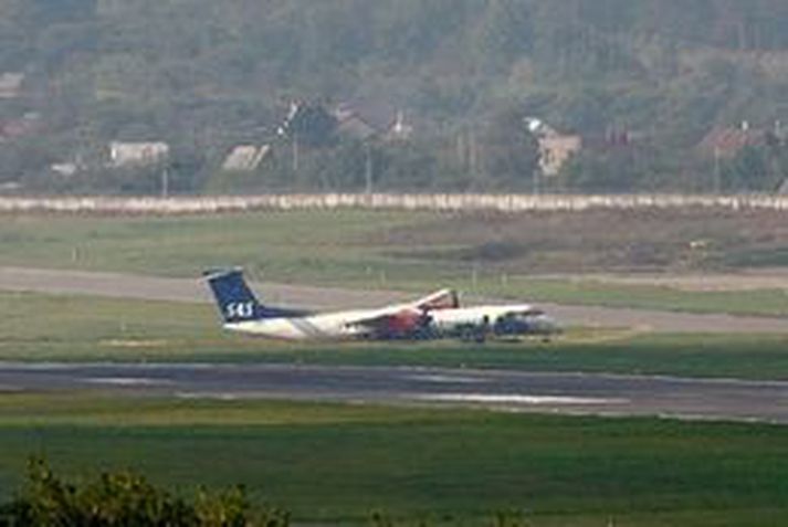 Ein Dash 8 flugvélanna sem hlekktist á í lendingu í fyrra.