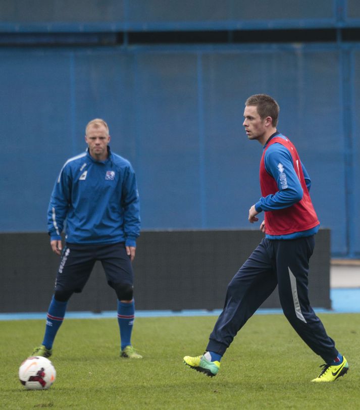 Gylfi Þór Sigurðsson á æfingunni í dag ásamt Eiði Smára Guðjohnsen.