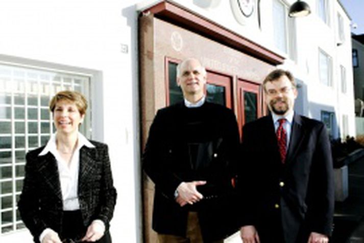 f.v. Carol van Voorst, sendiherra Bandaríkjanna á Íslandi, James Townsend, fulltrúi bandaríska varnarmálaráðuneytisins, og Mark A. Pekala, fulltrúi bandaríska utanríkisráðuneytisins.