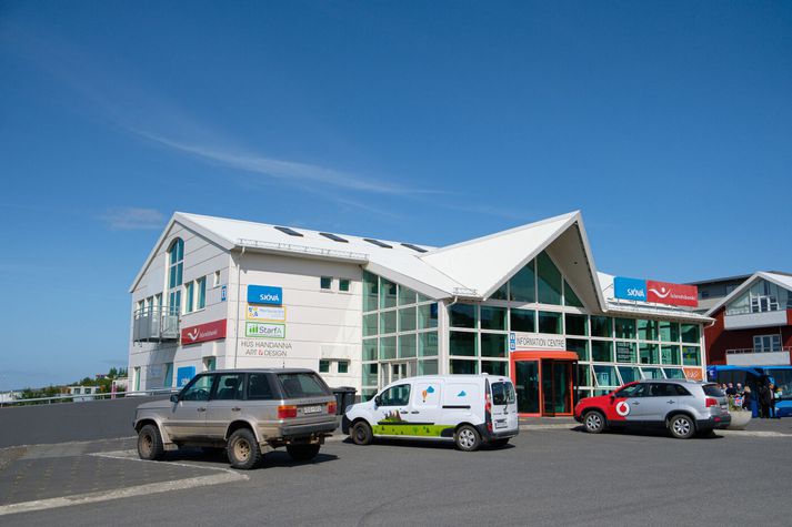 Konan var að stíga út úr rútu á bílastæði á Egilsstöðum þegar slysið varð.