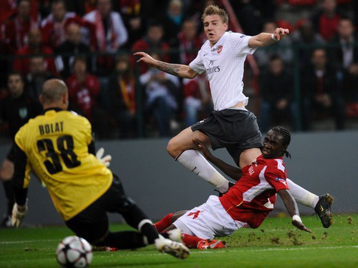 Nicklas Bendtner skorar hér í Meistaradeildinni fyrir Arsenal.