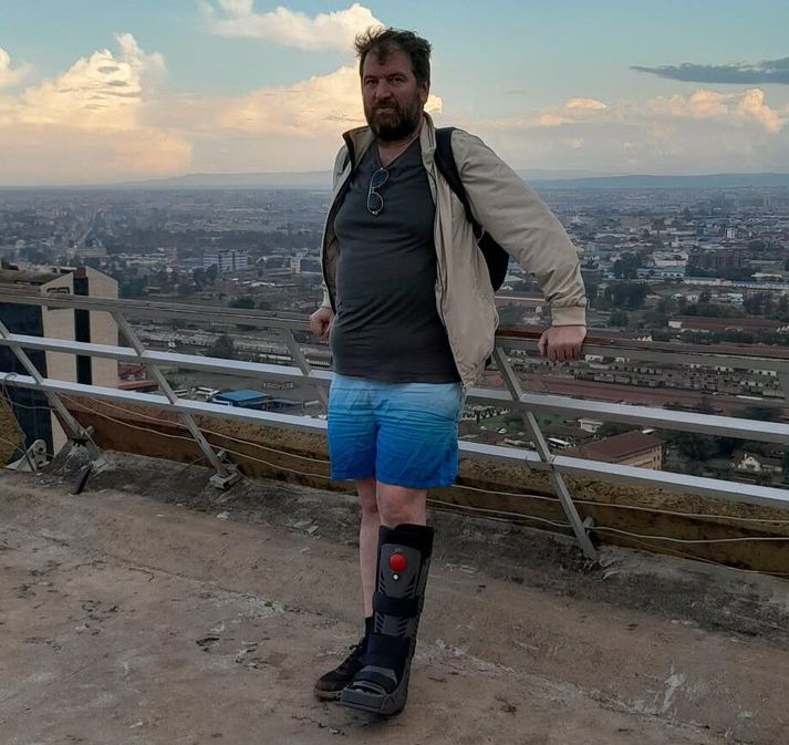 Valur Gunnarsson rithöfundur er fastur í Naíróbí með brotinn fót og lokað kreditkort en vonast til þess að geta haldið heimleiðis fljótlega.