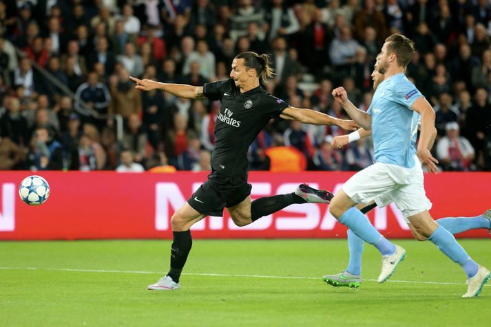 Zlatan Ibrahimovic reynir skot að marki og Kári Árnason er til varnar.