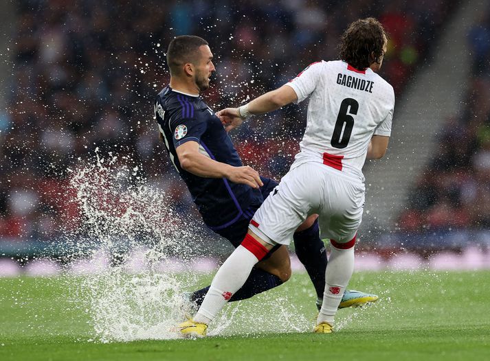 Skoska rigningin gerði leikmönnum afar erfitt fyrir á Hampden Park í gær.