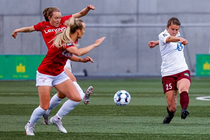 Murielle Tiernan (til hægri) skoraði tvö mörk er Tindastóll tryggði sér sæti í Bestu deild kvenna. Hún er enn í baráttunni um gullskóinn.