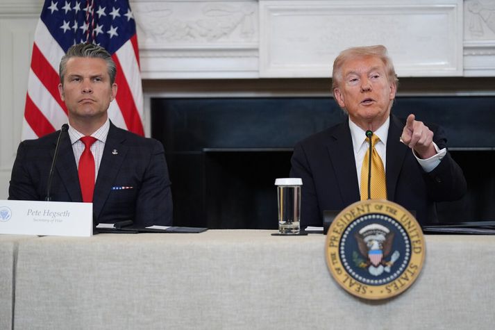 Pete Hegseth, varnarmálaráðherra, og Donald Trump, forseti.
