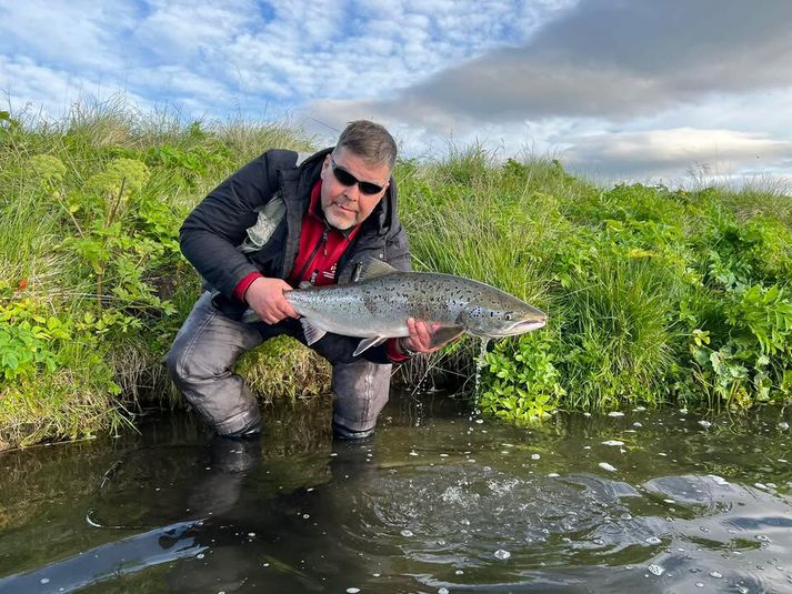 Steini í Straumnesi með flottan lax.