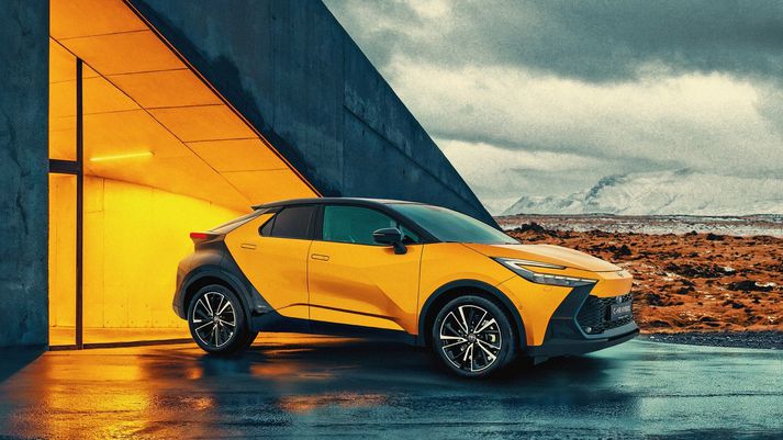 Ný kynslóð Toyota C-HR verður frumsýnd á morgun laugardag hjá söluaðilum Toyota í Kauptúni, Reykjanesbæ, á Akureyri og Selfossi. toyota samstarf. Nýja kynslóðin er vel búin tækninýjungum frá Toyota. 