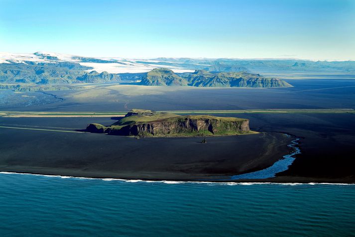 Horft til norðurs. Hjörleifshöfði er í forgrunni, en Hafursey er fjær, næst Kötlujökli.