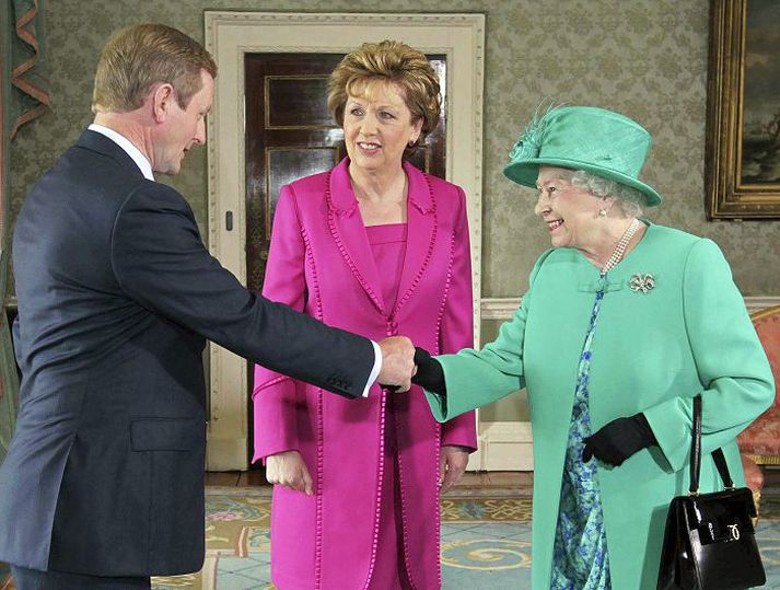 Tóku vel á móti drottningu Enda Kenny, forsætisráðherra Írlands, heilsar Elísabetu Bretadrottningu. Á milli þeirra stendur Mary McAleese, forseti Írlands.
fréttablaðið/AP