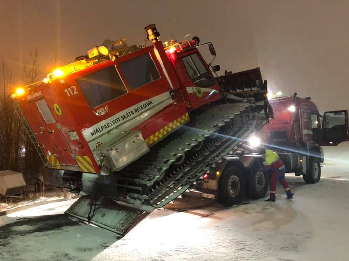 Snjóbílar Hjálparsveitar skáta á leið úr Reykjavík í kvöld.