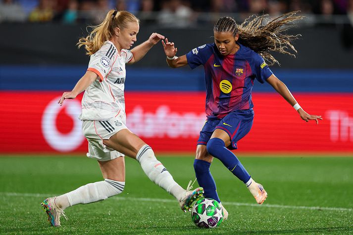 Glódís Perla Viggósdóttir til varnar gegn Vicky Lopez á Johan Cruyff leikvanginum í Barcelona í kvöld.
