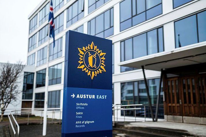 FJórir voru sektaðir fyrir að tala í síma undir stýri.