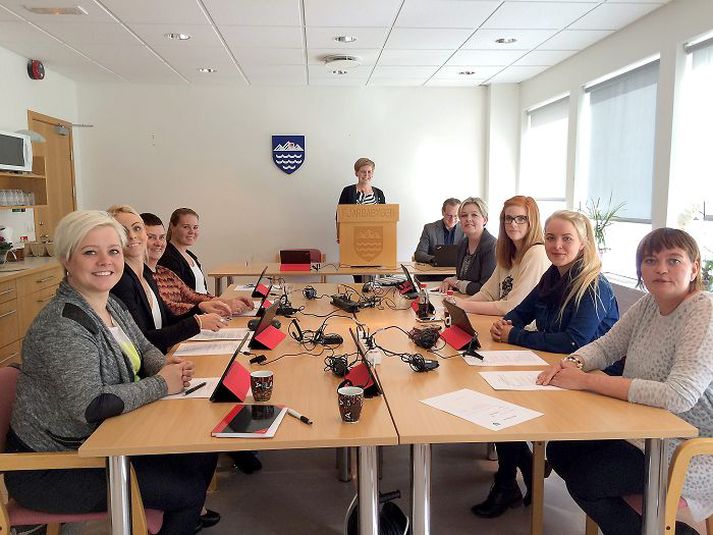 Tinna Hrönn Smáradóttir, Kristín Gestsdóttir, Lísa Lotta Björnsdóttir, Þórdís Mjöll Benediktsdóttir, Eydís Ásbjörnsdóttir, Pálína Margeirsdóttir fundarstjóri, Páll Björgvin Guðmundsson bæjarstjóri, Esther Ösp Gunnarsdóttir, Hjördís Helga Seljan Þóroddsdóttir og Hulda Sigrún Guðmundsdóttir.