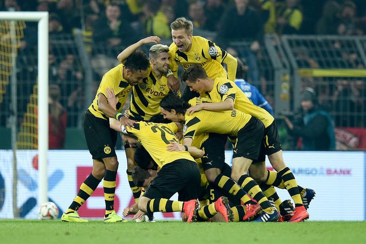 Leikmenn Borussia Dortmund fagna hér sigurmarkinu í kvöld.