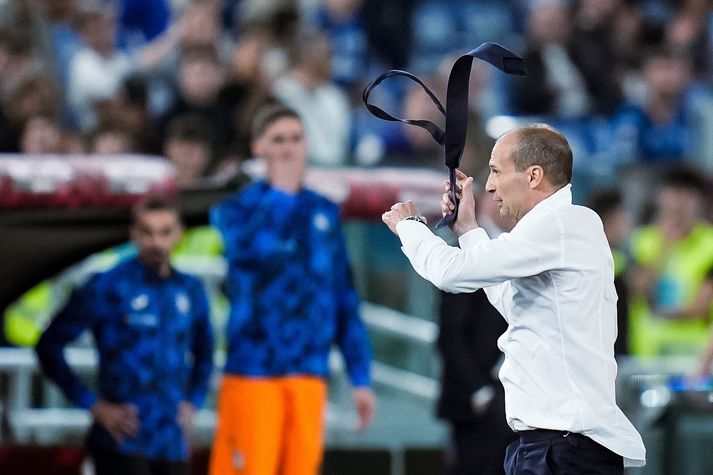 Massimiliano Allegri búinn að rífa bindið af sér.