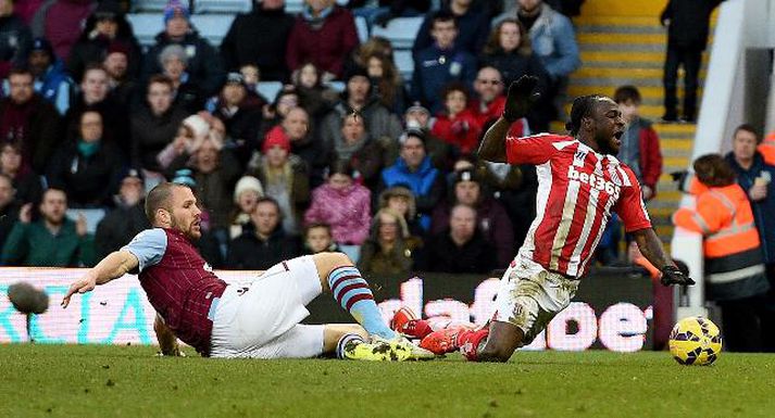 Ron Vlaar brýtur á Victor Moses.
