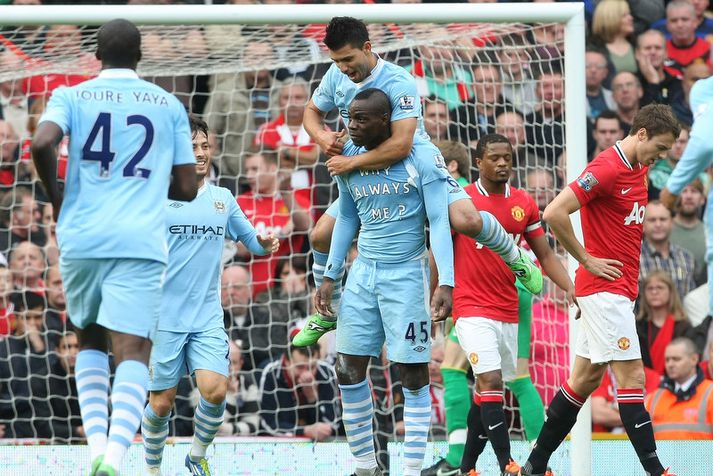 Mario Balotelli fagnar marki á Old Trafford í október 2011.