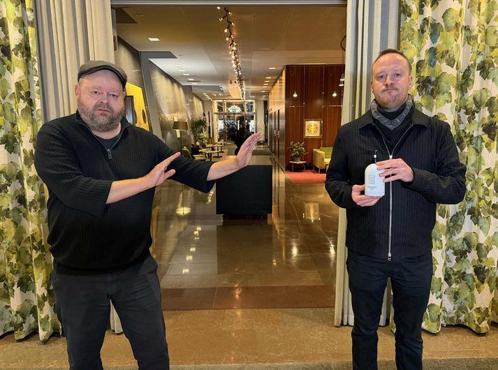 Valur með sprittbrúsann og Henry passar upp á tveggja metra regluna. Einhvers staðar er þríeykið stolt.