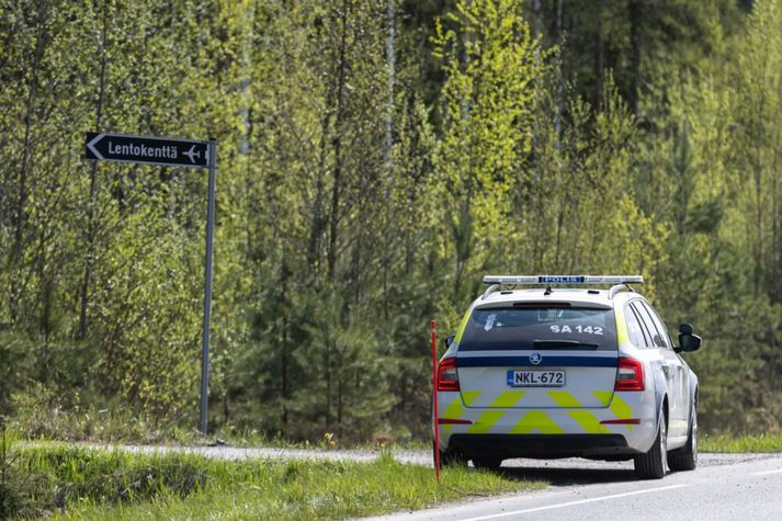 Lögreglubíll við vettvang þyrluslyssins mannskæða nærri Eura í Suðvestur-Finnlandi fyrr í þessum mánuði.