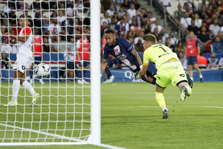 Neymar skoraði með fallegum flugskalla. 