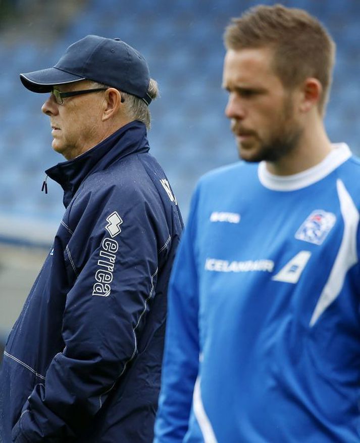 Gylfi Þór Sigurðsson og Kolbeinn Sigþórsson á æfingu landsliðsins í gær. Lars Lagerbäck stendur álengdar.